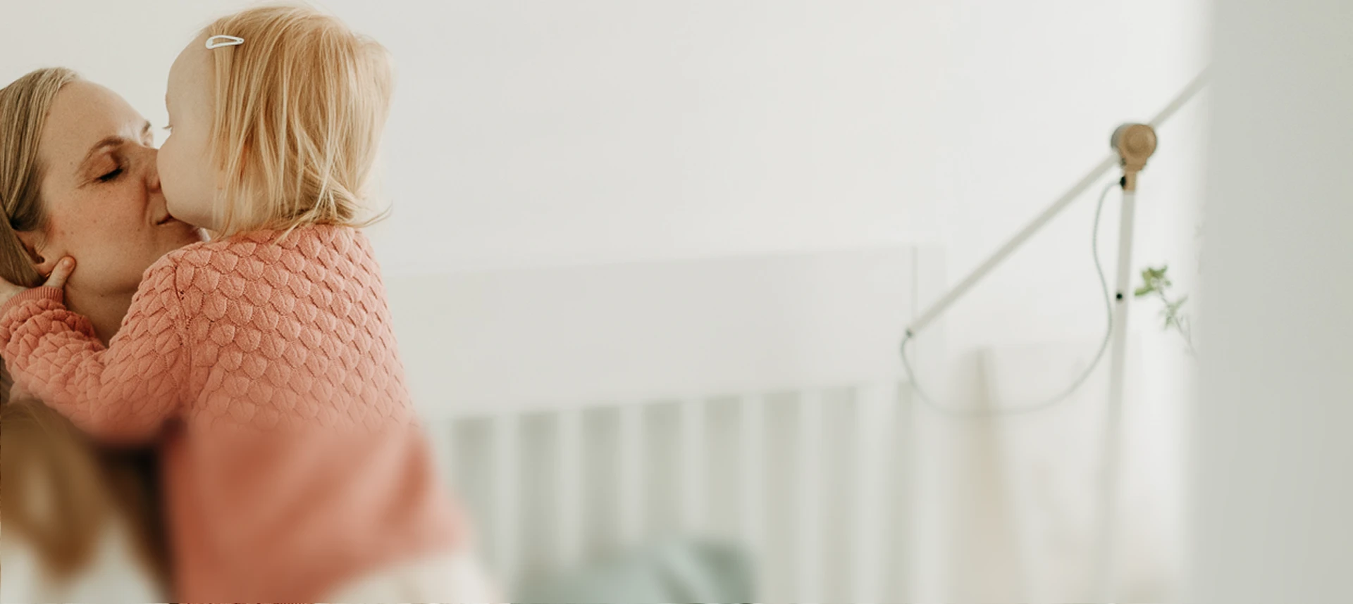 Těhotná žena v přírodě - symbol klidné cesty k mateřství